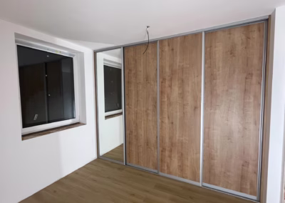 Montáž vestavěné skříně