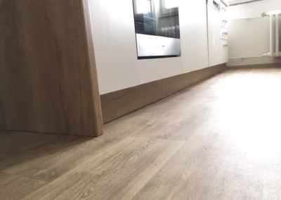 pokládání podlahy, montáž kuchyňské linky